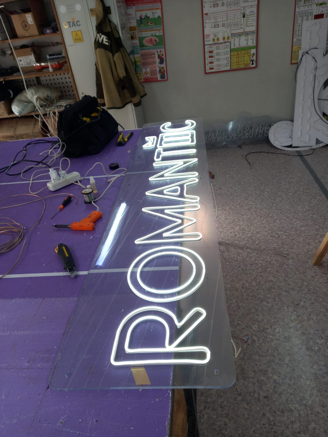 Вывески (наружные, интерьерные) Вывески (наружные, интерьерные)